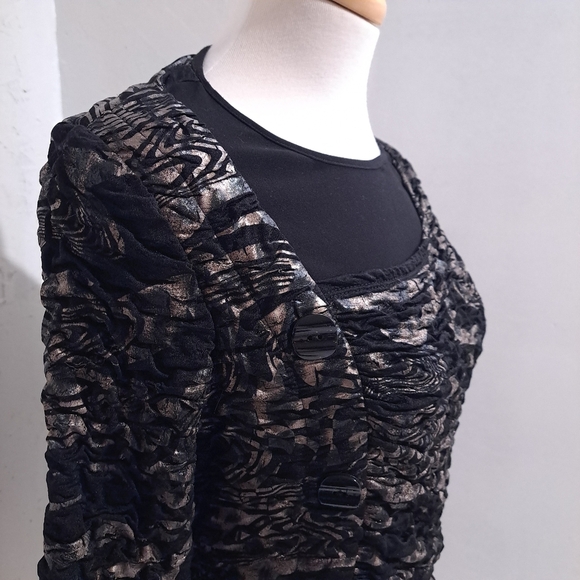 Frank Lyman |Black & gold asymmetrical crinkled fabric with button detai… - Picture 3 of 10